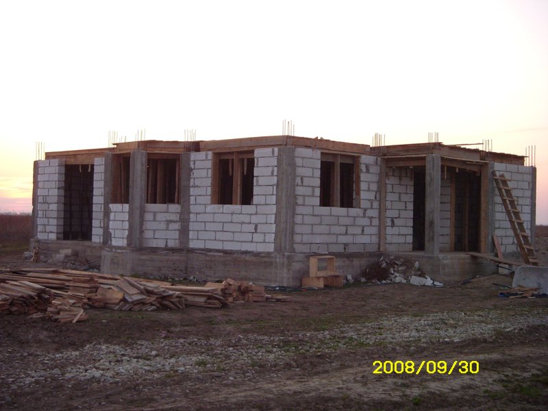 Tartasesti, casa p+1 la rosu de vanzare,
